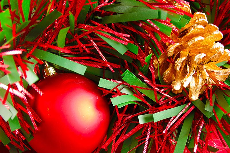 b2bcards corporate christmas eacrd ref:b2b-ecards-baubles-tinsel-pine-cones-red-green-347.jpg, Baubles,Tinsel,Pine Cones, Red,Green