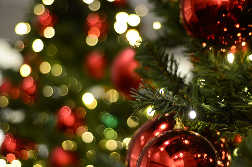 b2bcards corporate christmas eacrd ref:b2b-ecards-christmas-tree-baubles-red-green-849.jpg, Christmas Tree,Baubles, Red,Green