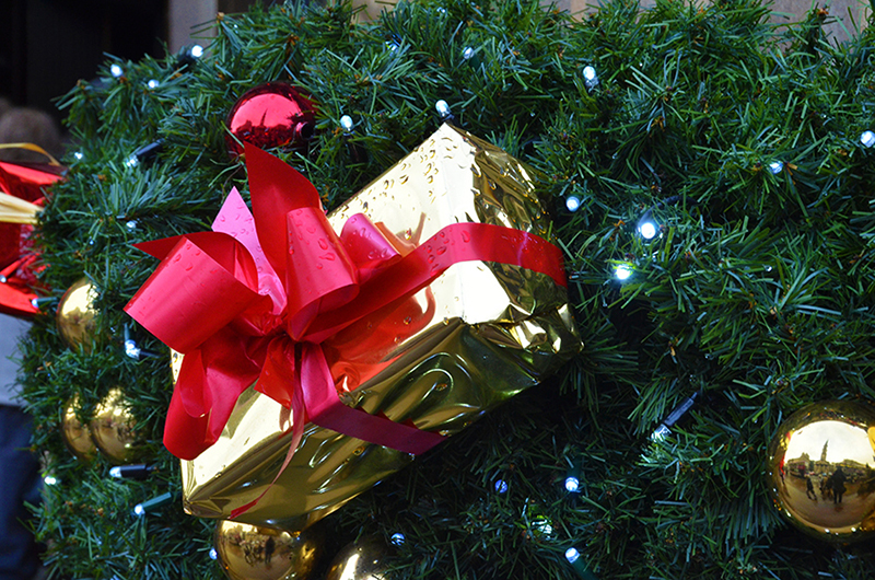 b2bcards corporate christmas eacrd ref:b2b-ecards-wreaths-presents-gold-red-green-706.jpg, Wreaths,Presents, Gold,Red,Green