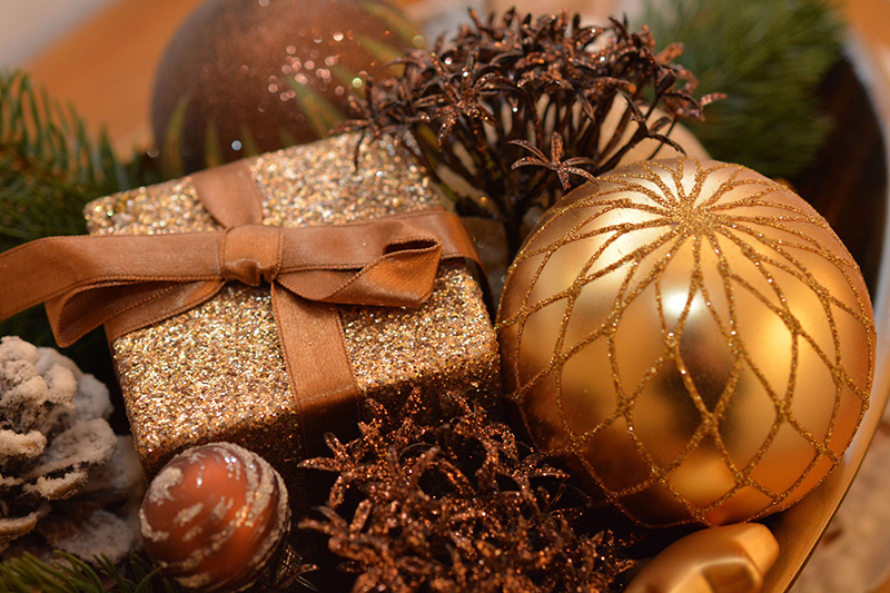 b2bcards corporate christmas eacrd ref:b2bcards-baubles-gold.jpg, Baubles,Presents, Brown,Green,Gold