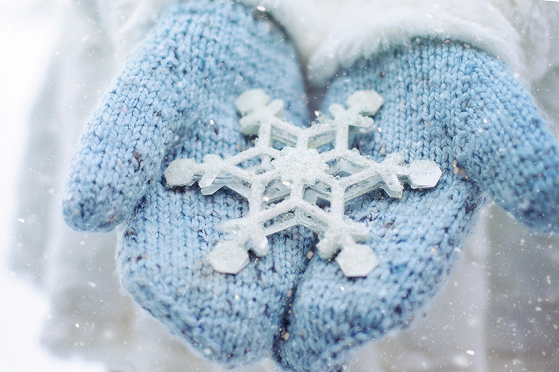 b2bcards corporate christmas eacrd ref:b2bcards-snowflake-mittens-hands-blue.jpg, Hands,Mittens,Snowflakes, Blue,White