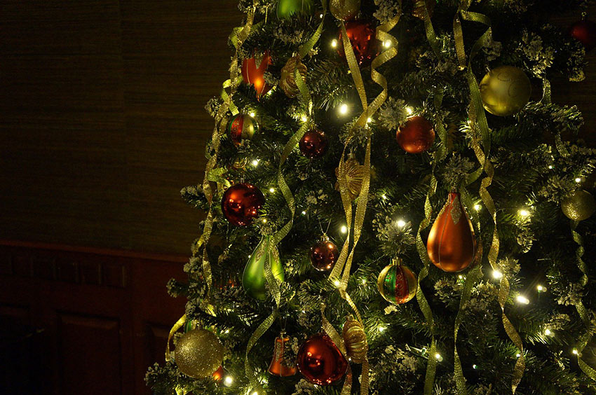 b2bcards corporate christmas eacrd ref:b2b-ecards-christmas-tree-baubles-gold-colours-923.jpg, Christmas Tree,Baubles, Gold,Colours